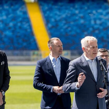 Marszałek Wojciech Saługa i uczestnicy przygotowań do Mistrzostw Europy w Lekkoatletyce 2028 na Superauto.pl Stadion Śląski. (wygenerowano przez AI)