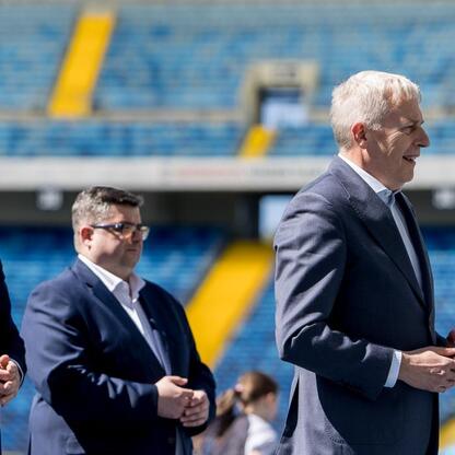 Marszałek Wojciech Saługa i uczestnicy przygotowań do Mistrzostw Europy w Lekkoatletyce 2028 na Superauto.pl Stadion Śląski. (wygenerowano przez AI)