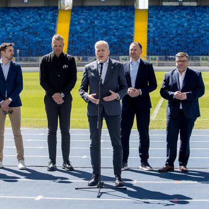 Grupa przedstawicieli z Silesia na Superauto.pl Stadion Śląski przygotowuje się do Mistrzostw Europy w Lekkoatletyce 2028. (wygenerowano przez AI)