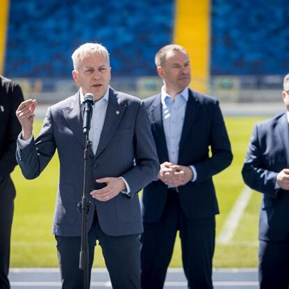 Marszałek Wojciech Saługa przemawia na stadionie Superauto.pl Stadion Śląski, przygotowując się do Mistrzostw Europy w Lekkoatletyce 2028. (wygenerowano przez AI)