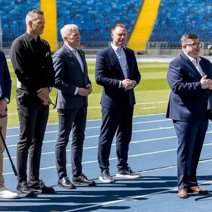Marszałek Wojciech Saługa przemawia na stadionie Superauto.pl Stadion Śląski, przygotowując się do Mistrzostw Europy w Lekkoatletyce 2028. (wygenerowano przez AI)