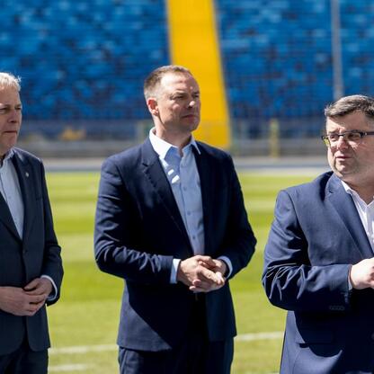 Marszałek Wojciech Saługa i sekretarz stanu Piotr Borys omawiają organizację Mistrzostw Europy w Lekkoatletyce 2028 na Superauto.pl Stadion Śląski. (wygenerowano przez AI)