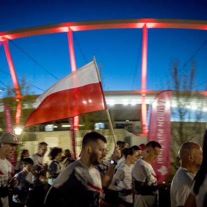 Bieg dla Flagi w Tauron Parku Śląskim, uczestnicy w biało-czerwonych koszulkach, zaznaczają patriotyczny akcent. (wygenerowano przez AI)
