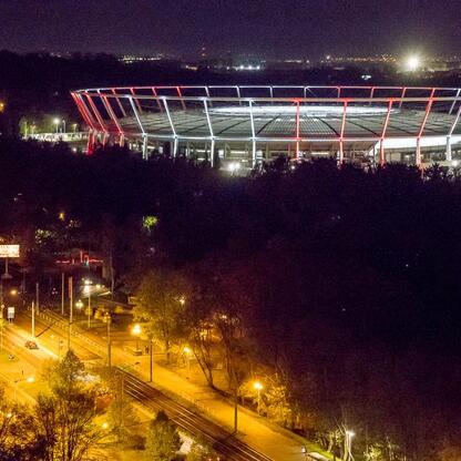 Tauron Park Śląski oświetlony nocą, barwy województwa śląskiego, atmosfera sportowa i patriotyczna. (wygenerowano przez AI)