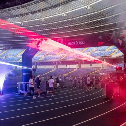 Zapalona atmosfera drugiego Biegu dla Flagi w Tauron Parku Śląskim, z udziałem uczestników w biało-czerwonych koszulkach. (wygenerowano przez AI)