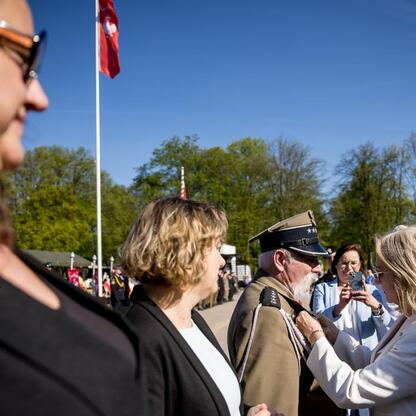 Zaprezentowanie odznak honorowych na uroczystości w Tauron Parku Śląskim. (wygenerowano przez AI)