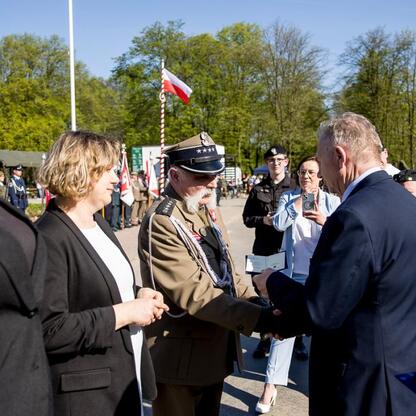 Śląski Capstrzyk w Tauron Parku Śląskim, uroczystość z okazji 105. rocznicy III Powstania Śląskiego i Dnia Flagi RP. (wygenerowano przez AI)