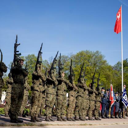 Śląski Capstrzyk w Tauron Parku Śląskim, uroczystość z okazji 105. rocznicy III Powstania Śląskiego i Dnia Flagi RP. (wygenerowano przez AI)