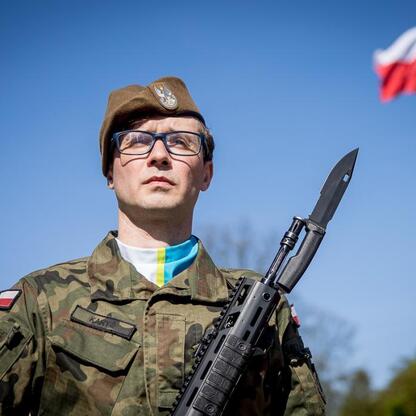 Śląski Capstrzyk w Tauron Parku Śląskim, uroczystość z okazji Dnia Flagi RP i 105. rocznicy III Powstania Śląskiego. (wygenerowano przez AI)