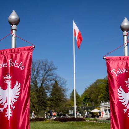 Śląski Capstrzyk w Tauron Parku Śląskim, uroczystość z okazji 105. rocznicy III Powstania Śląskiego i Dnia Flagi RP. (wygenerowano przez AI)