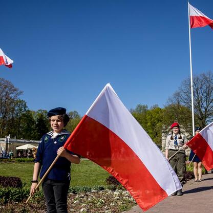 Śląski Capstrzyk w Tauron Parku Śląskim, uroczystość z okazji 105. rocznicy III Powstania Śląskiego i Dnia Flagi RP. (wygenerowano przez AI)