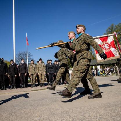 Śląski Capstrzyk w Tauron Parku Śląskim, uroczystość z okazji 105. rocznicy III Powstania Śląskiego i Dnia Flagi RP. (wygenerowano przez AI)