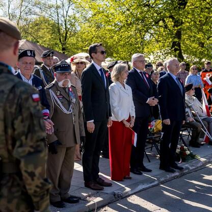 Słoneczny dzień w Tauron Parku Śląskim, uczczenie 105. rocznicy III Powstania Śląskiego i Dnia Flagi RP. (wygenerowano przez AI)