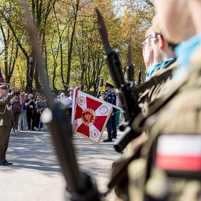 Śląski Capstrzyk w Tauron Parku Śląskim, uroczystość z okazji 105. rocznicy III Powstania Śląskiego i Dnia Flagi RP. (wygenerowano przez AI)