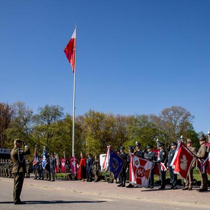 Z okazji 105. rocznicy III Powstania Śląskiego w Tauron Parku Śląskim odbyła się uroczystość z okazji Dnia Flagi RP. (wygenerowano przez AI)