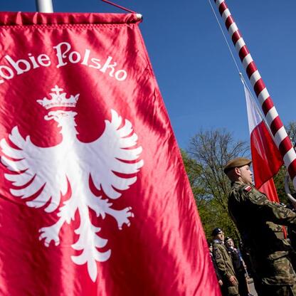 Ceremonia w Tauron Parku Śląskim z okazji 105. rocznicy III Powstania Śląskiego i Dnia Flagi RP. (wygenerowano przez AI)