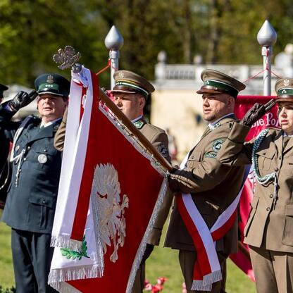 Ceremonialne uroczystości w Tauron Parku Śląskim z okazji 105. rocznicy III Powstania Śląskiego i Dnia Flagi RP. (wygenerowano przez AI)