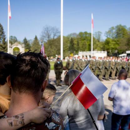 Śląski Capstrzyk w Tauron Parku Śląskim, uroczystość z okazji 105. rocznicy III Powstania Śląskiego i Dnia Flagi RP. (wygenerowano przez AI)