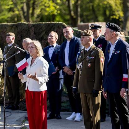 Formalna uroczystość w Tauron Parku Śląskim z okazji 105. rocznicy III Powstania Śląskiego i Dnia Flagi RP. (wygenerowano przez AI)