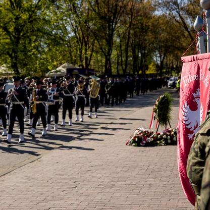 Śląski Capstrzyk w Tauron Parku Śląskim, uroczystość z okazji 105. rocznicy III Powstania Śląskiego i Dnia Flagi RP. (wygenerowano przez AI)