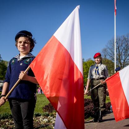 Śląski Capstrzyk w Tauron Parku Śląskim, uroczystość z okazji 105. rocznicy III Powstania Śląskiego i Dnia Flagi RP. (wygenerowano przez AI)