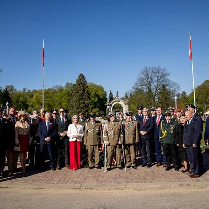 Śląski Capstrzyk w Tauron Parku Śląskim, uroczystość z okazji 105. rocznicy III Powstania Śląskiego i Dnia Flagi RP. (wygenerowano przez AI)
