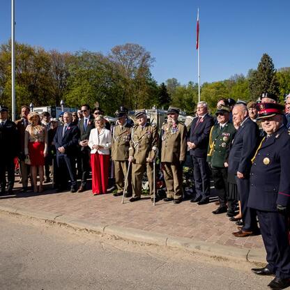 Formalne uroczystości na Skwerze 100-lecia Powstań Śląskich w Tauron Parku Śląskim. (wygenerowano przez AI)