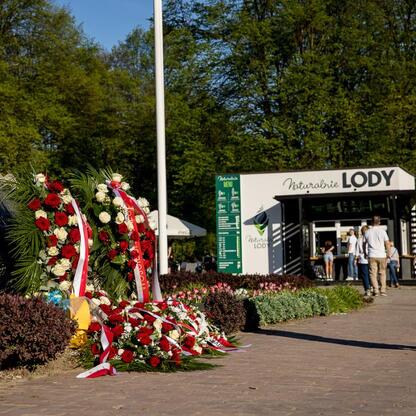 Śląski Capstrzyk na Skwerze 100-lecia Powstań Śląskich, kwiaty i monument, z okazji 105. rocznicy III Powstania Śląskiego. (wygenerowano przez AI)