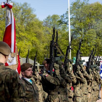 Słynna ceremonia w Tauron Parku Śląskim upamiętniająca 105. rocznicę III Powstania Śląskiego i Dzień Flagi Polskiej. (wygenerowano przez AI)