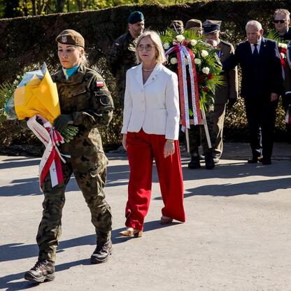 Śląski Capstrzyk w Tauron Parku Śląskim, uroczystość z okazji 105. rocznicy III Powstania Śląskiego i Dnia Flagi RP. (wygenerowano przez AI)