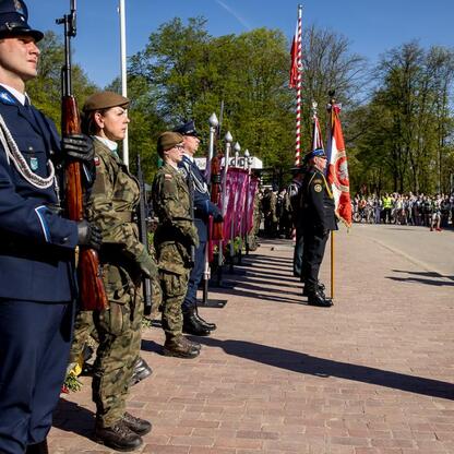 Formalna uroczystość w Tauron Parku Śląskim, upamiętniająca 105. rocznicę III Powstania Śląskiego i Dzień Flagi RP. (wygenerowano przez AI)