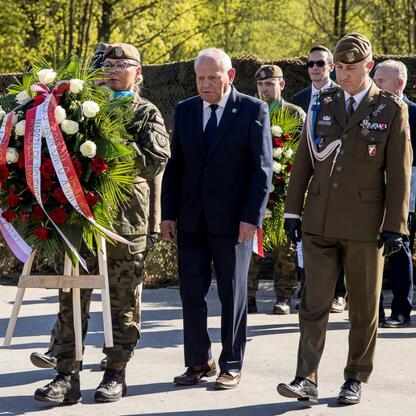 Słup pomnikowy upamiętniający Powstanie Śląskie w Tauron Parku Śląskim. (wygenerowano przez AI)