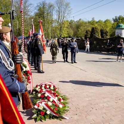 Zapomniany obelisk Powstańców Śląskich w Tauron Parku Śląskim. (wygenerowano przez AI)