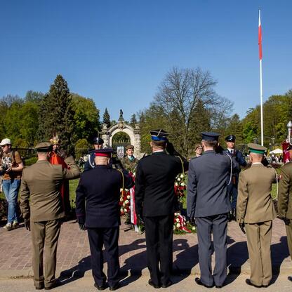 Zapomniany obelisk Powstańców Śląskich w Tauron Parku Śląskim. (wygenerowano przez AI)