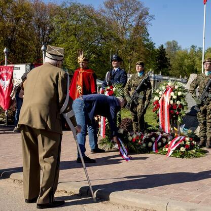 Zapomniany cmentarz w Tauron Parku Śląskim, upamiętniający 105. rocznicę III Powstania Śląskiego i Dzień Flagi Polskiej. (wygenerowano przez AI)