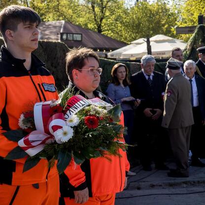 Złożenie kwiatów pod pomnikiem w Śląskim Capstrzyku w Tauron Parku Śląskim. (wygenerowano przez AI)