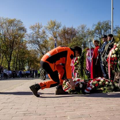 Zapomniany obelisk upamiętniający III Powstanie Śląskie w Tauron Parku Śląskim. (wygenerowano przez AI)