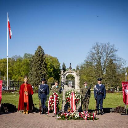 Zapomniany pomnik upamiętniający Powstania Śląskie w Tauron Parku Śląskim. (wygenerowano przez AI)