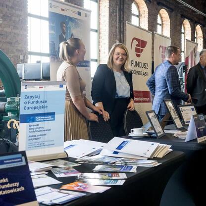 Na konferencji w Muzeum Hutnictwa Cynku Walcownia w Katowicach przedstawiciele Silesia Regional Fund informują o finansowaniu europejskim. (wygenerowano przez AI)