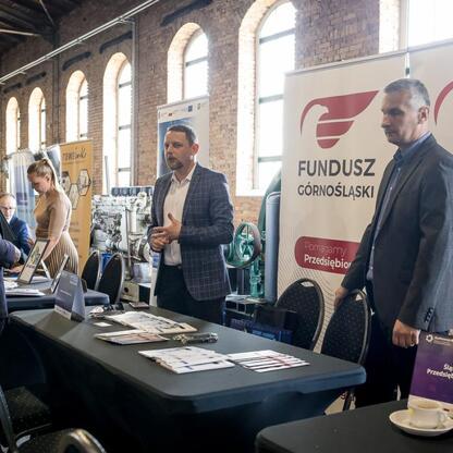 Śląskie Inkubator Przedsiębiorczości Sp. z o.o. w Muzeum Hutnictwa Cynku Walcownia w Katowicach. Dyskusja o rewitalizacji przemysłowych terenów. (wygenerowano przez AI)