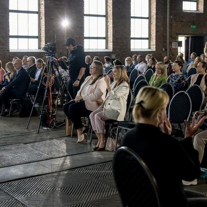 Konferencja w Muzeum Hutnictwa Cynku Walcownia w Katowicach, skupiająca się na rewitalizacji przemysłowych terenów dla turystyki i biznesu. (wygenerowano przez AI)