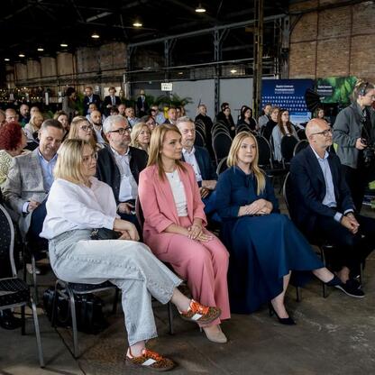 W konferencji w Muzeum Hutnictwa Cynku Walcownia w Katowicach uczestniczyła Joanna Bojczuk, członek Zarządu Województwa Śląskiego, omawiając możliwości rewitalizacji przemysłowych terenów. (wygenerowano przez AI)
