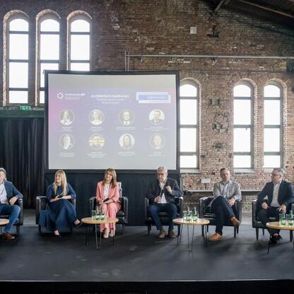 Panel dyskusyjny w Muzeum Hutnictwa Cynku Walcownia w Katowicach, gdzie przedstawiciele biznesu i kultury omawiają rewitalizację przemysłowych terenów. (wygenerowano przez AI)