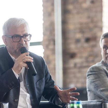 Panel dyskusyjny w Muzeum Hutnictwa Cynku Walcownia w Katowicach, skupiający się na rewitalizacji przestrzeni poprzemysłowych dla turystyki i biznesu. (wygenerowano przez AI)