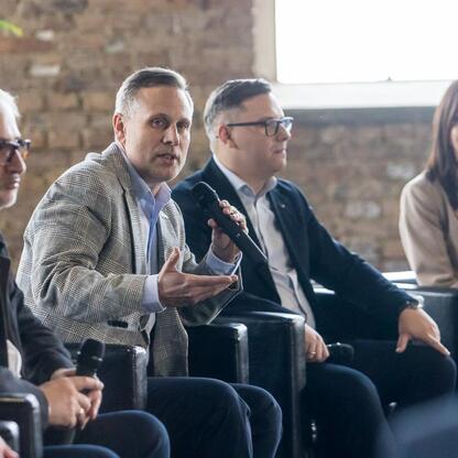 Panel dyskusyjny w Muzeum Hutnictwa Cynku Walcownia w Katowicach, skupiający się na rewitalizacji przestrzeni poprzemysłowych dla turystyki i biznesu. (wygenerowano przez AI)