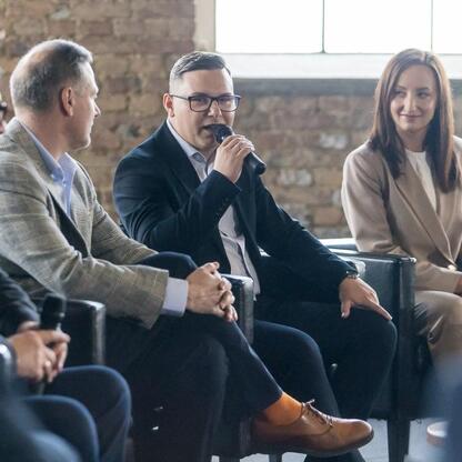 Panel dyskusyjny w Muzeum Hutnictwa Cynku Walcownia w Katowicach, skupiający się na rewitalizacji przemysłowych terenów dla turystyki i biznesu. (wygenerowano przez AI)