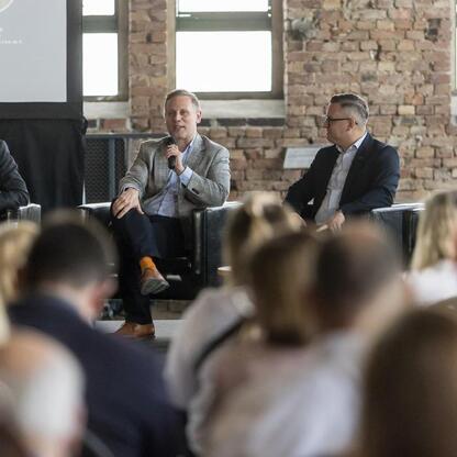 Panel dyskusyjny w Muzeum Hutnictwa Cynku Walcownia w Katowicach, skupiający się na rewitalizacji przemysłowych terenów dla turystyki i biznesu. (wygenerowano przez AI)