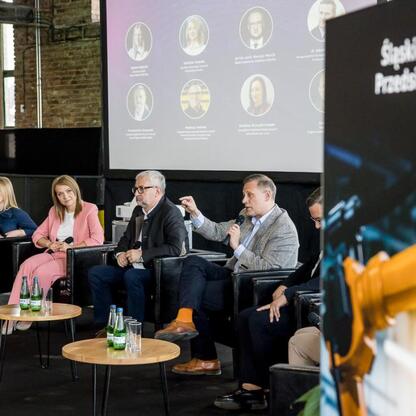 Panel dyskusyjny w Śląskim Centrum Przedsiębiorczości, gdzie przedstawiciele regionu omawiają potencjał unijnych funduszy dla rewitalizacji przemysłowych terenów. (wygenerowano przez AI)
