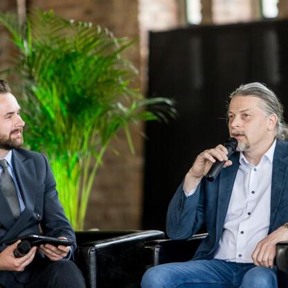 Podczas panelu dyskusyjnego w Muzeum Hutnictwa Cynku Walcownia w Katowicach uczestnicy omawiali rewitalizację przestrzeni poprzemysłowych poprzez turystykę i biznes. (wygenerowano przez AI)
