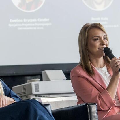 Joanna Bojczuk, członek Zarządu Województwa Śląskiego, prowadzi panel o rewitalizacji przemysłowych terenów. (wygenerowano przez AI)